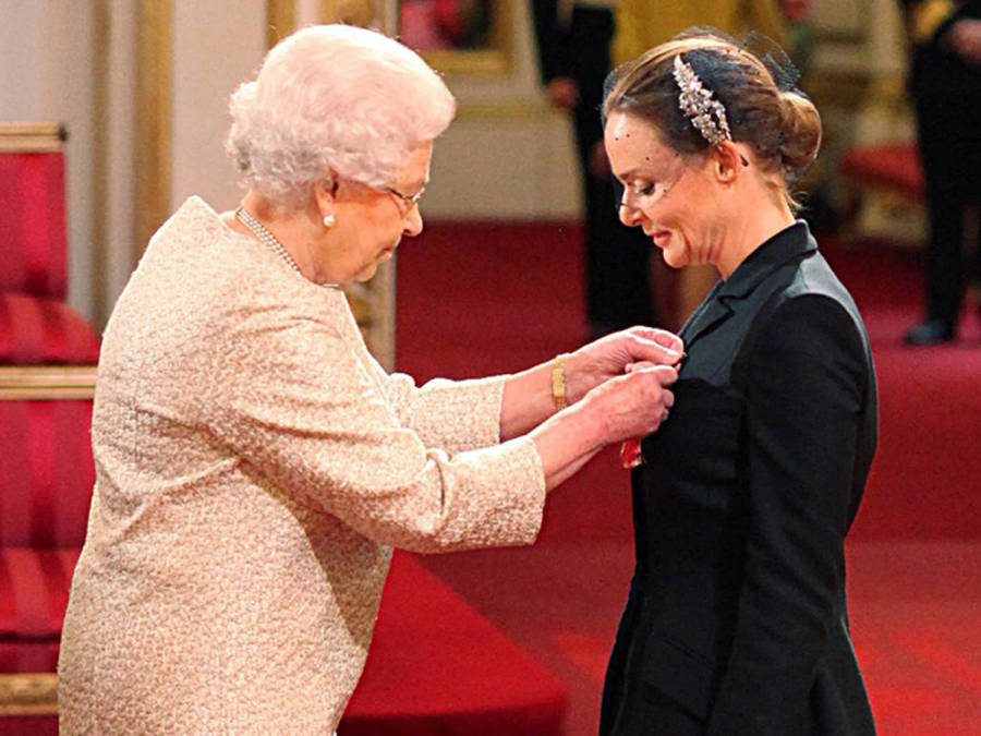 Designer Stella Mccartney Posing With Queen Elizabeth Ii Wallpaper