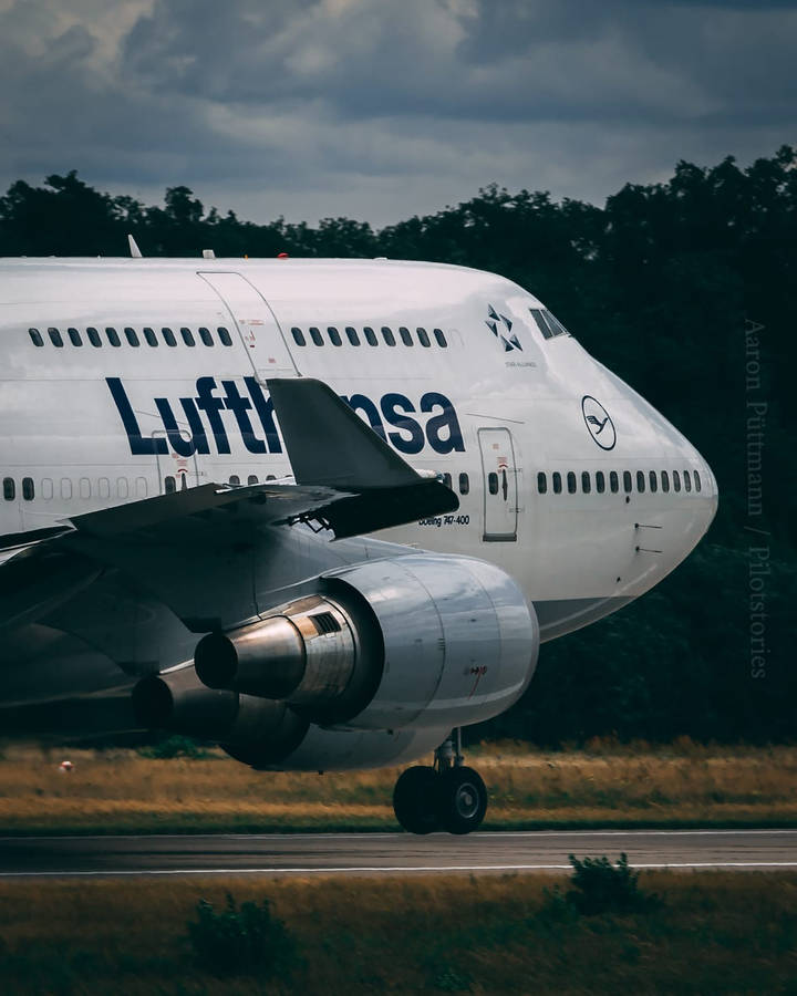 Deutsche Lufthansa Plane Aesthetic Wallpaper