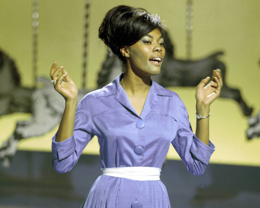 Dionne Warwick Dazzling The Audience During A Live Performance Wallpaper