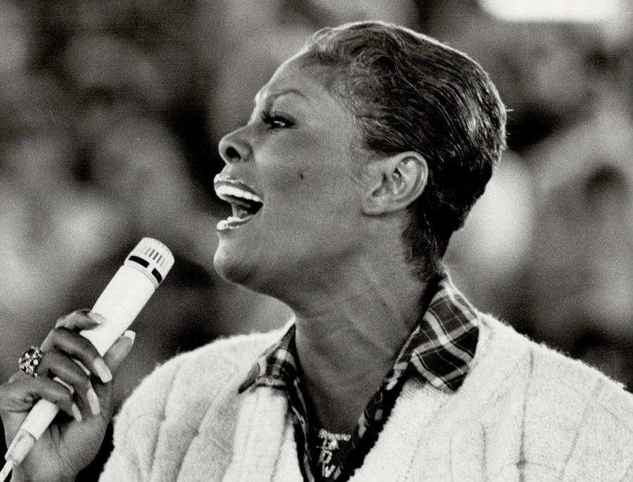 Dionne Warwick In Gray Wallpaper