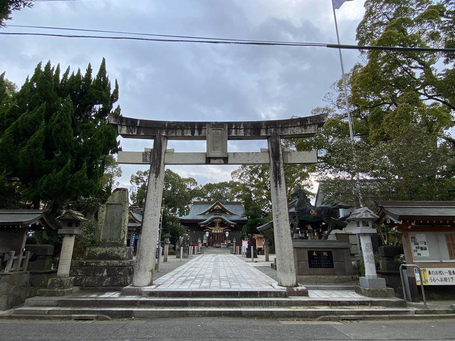 Discover The Historic Beauty Of Japan's Shinto Shrines Wallpaper