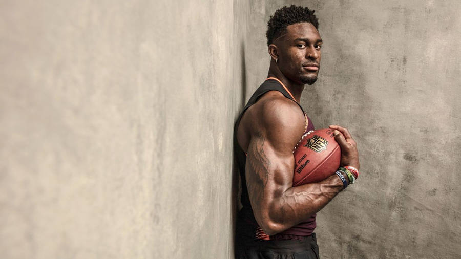 Dk Metcalf Muscular Arms Wallpaper