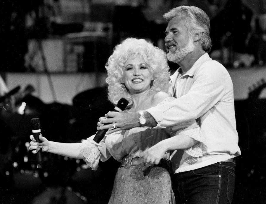 Dolly Parton And Kenny Rogers Photograph Wallpaper