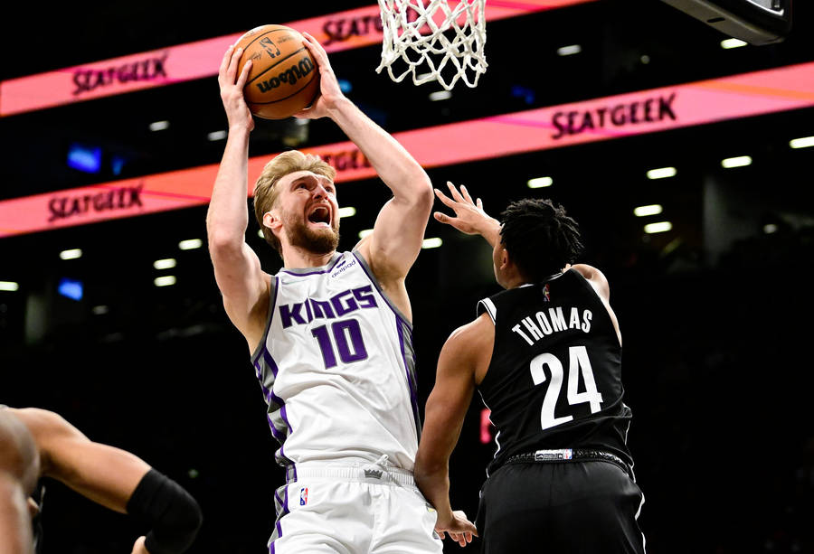 Domantas Sabonis Dunking Against Thomas Wallpaper