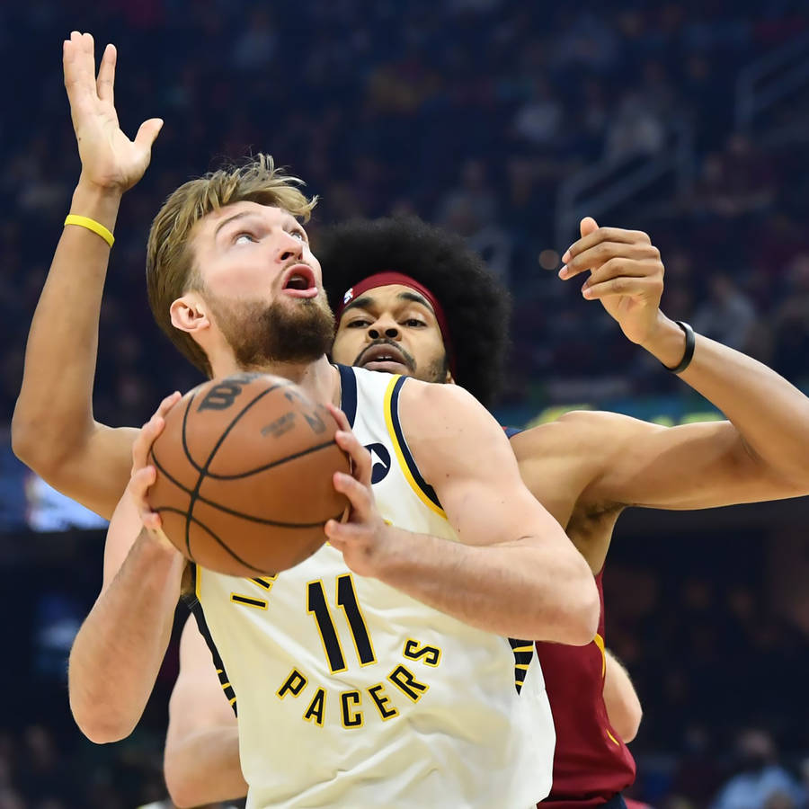 Domantas Sabonis Guarded By Jarett Allen Wallpaper