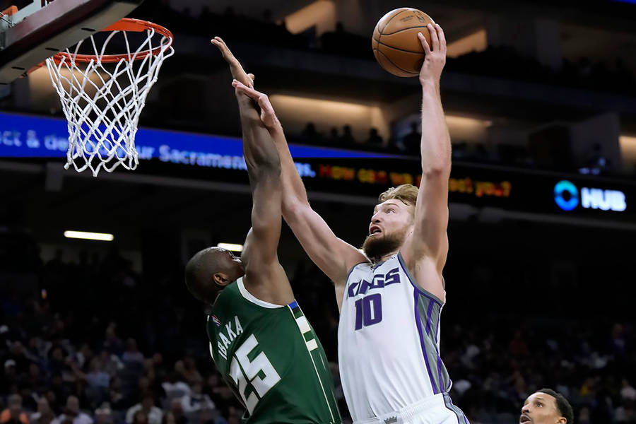 Domantas Sabonis Shoot And Blocked Wallpaper