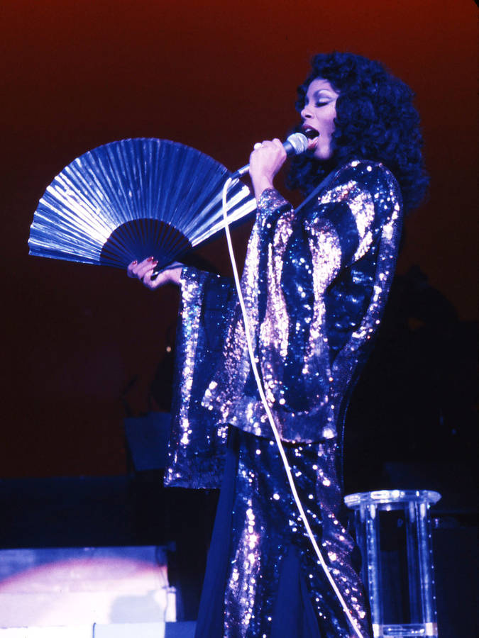 Donna Summer Singing 1970s Los Angeles Wallpaper