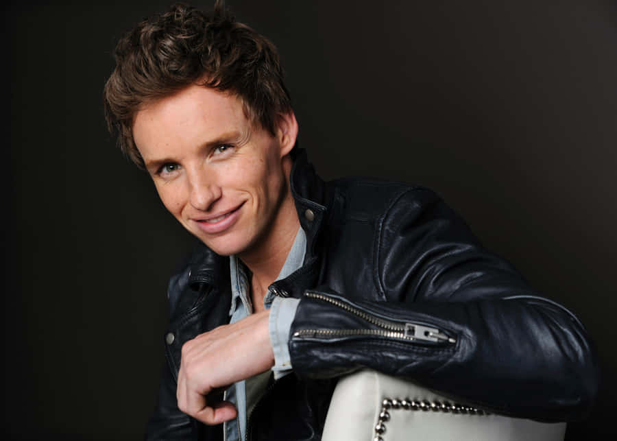 Eddie Redmayne At A Film Premiere In A Navy Blue Suit Wallpaper