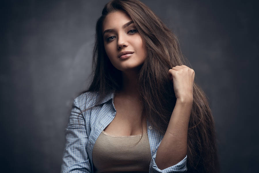 Effortlessly Elegant Brunette Woman Wallpaper