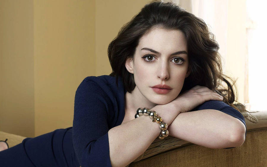 Elegance Anne Hathaway Wallpaper