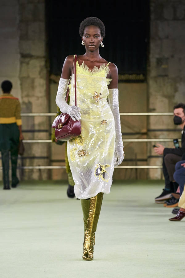 Elegance Defined In Yellow At Bottega Veneta Runway Wallpaper