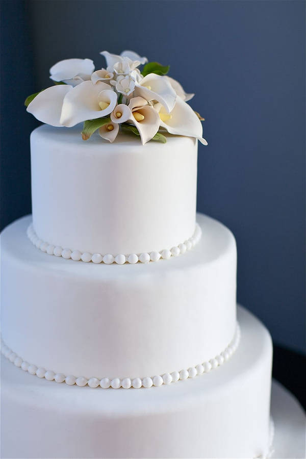 Elegant Calla Lily White Wedding Cake Wallpaper