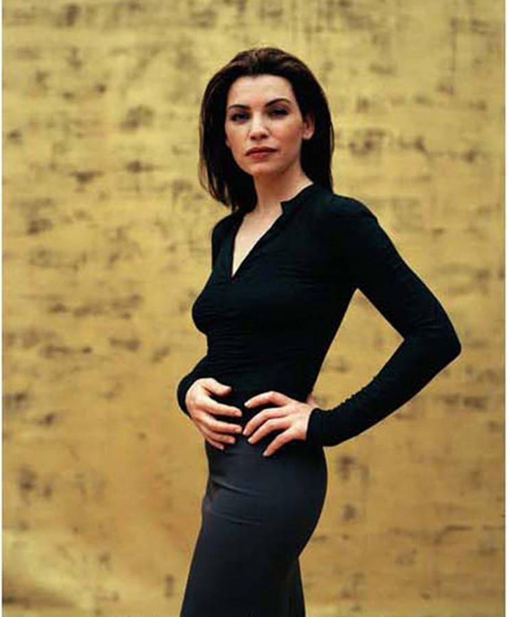 Elegant Julianna Margulies In Black Dress Wallpaper