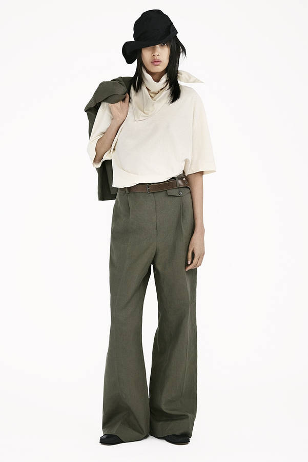 Elegant Margaret Howell Outfit Featuring A Loose Top And Flare Pants. Wallpaper