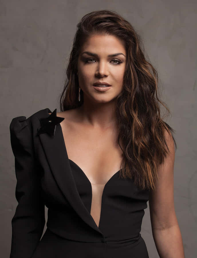 Elegant Portrait Marie Avgeropoulos Wallpaper