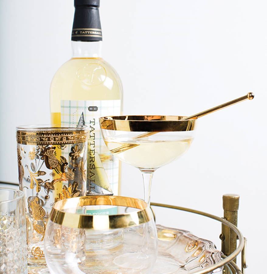 Elegant Tattersall Dry Vodka Martini On The Bar Table Wallpaper