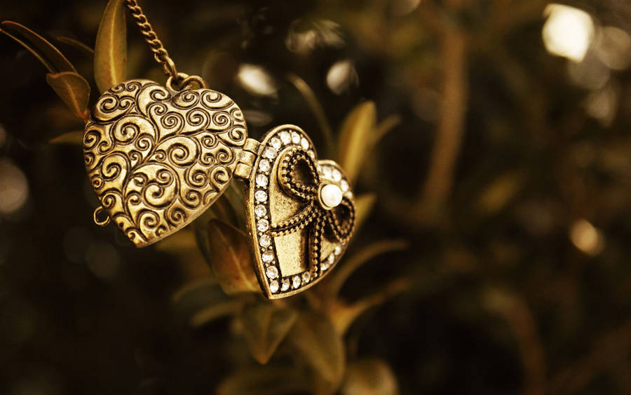 Elegantly Detailed Vintage Jewelry Locket Wallpaper