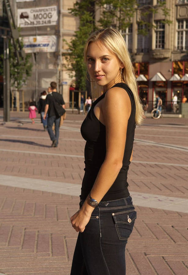 Elena Vesnina Side Pose Wallpaper