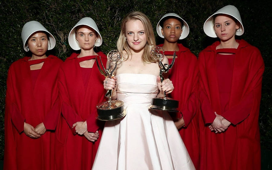 Elisabeth Moss Proudly Holding Her Emmy Award For Her Role In The Handmaid's Tale Wallpaper