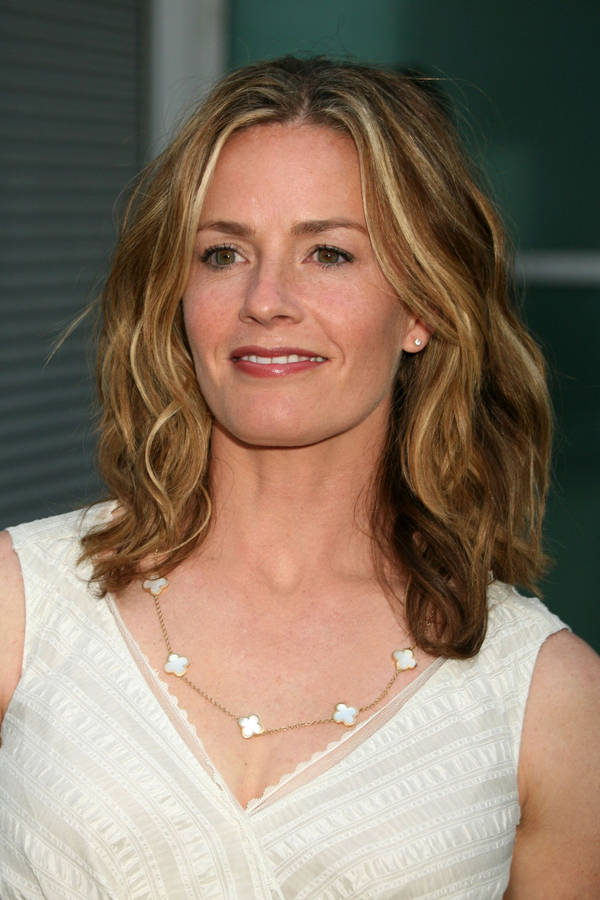 Elisabeth Shue With Dark Blonde Hair While Smiling Wallpaper