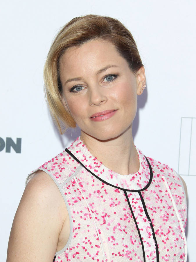 Elizabeth Banks Timid Smile Wallpaper