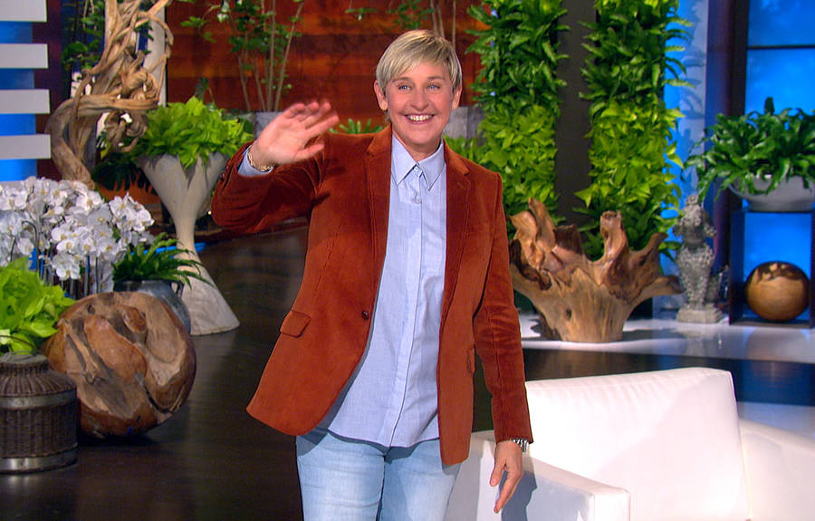 Ellen Degeneres On Set Photograph Wallpaper