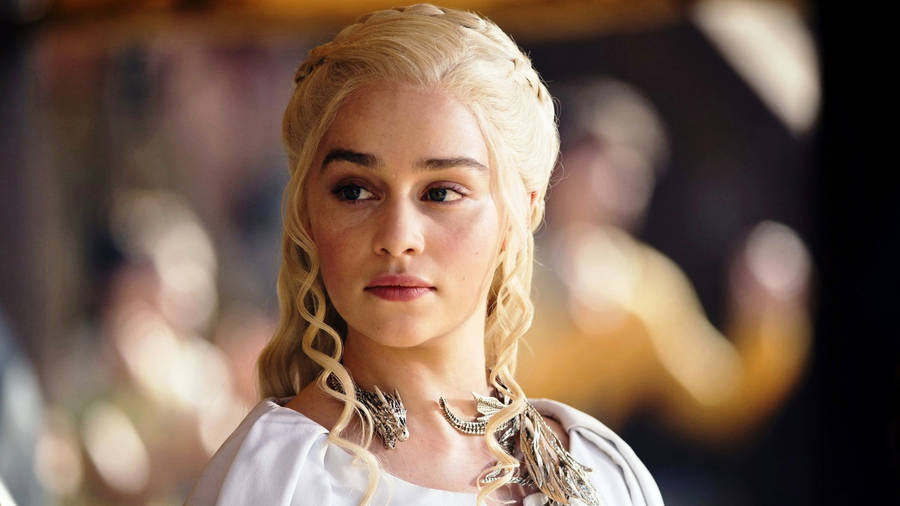 Emilia Clarke Queen Daenerys Wallpaper