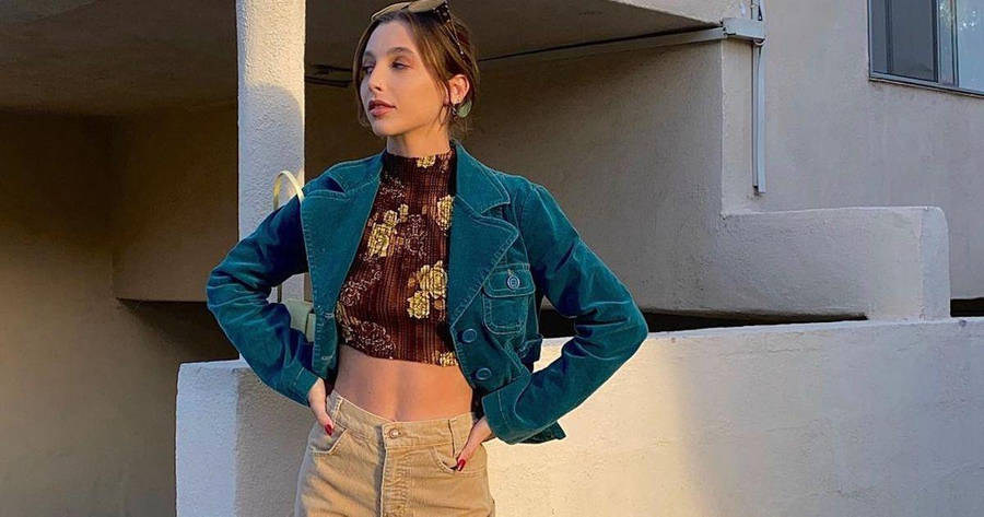 Emma Chamberlain In Midriff Top Wallpaper