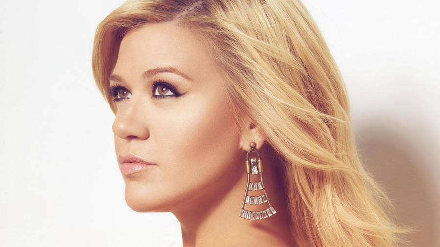 Empowered Kelly Clarkson Looking Up Wallpaper