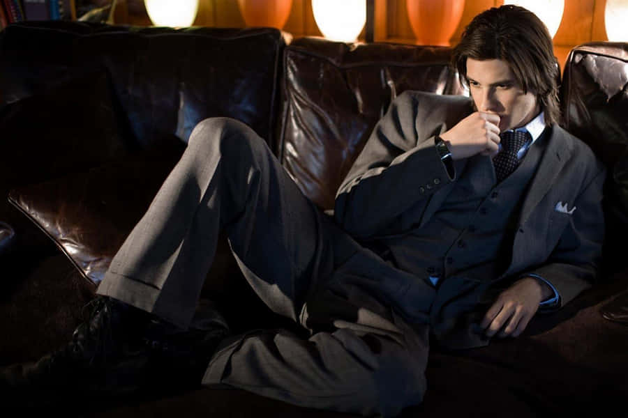 English Actor Ben Barnes Posing In A Suit Wallpaper