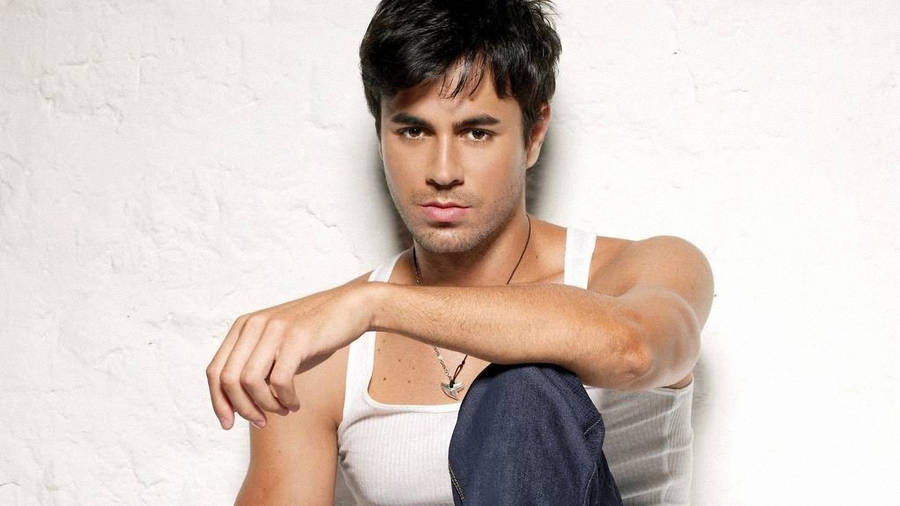 Enrique Iglesias Handsome Man Wallpaper