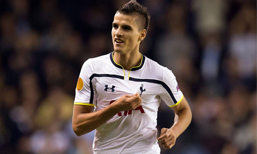 Erik Lamela Clutching Team Logo Wallpaper