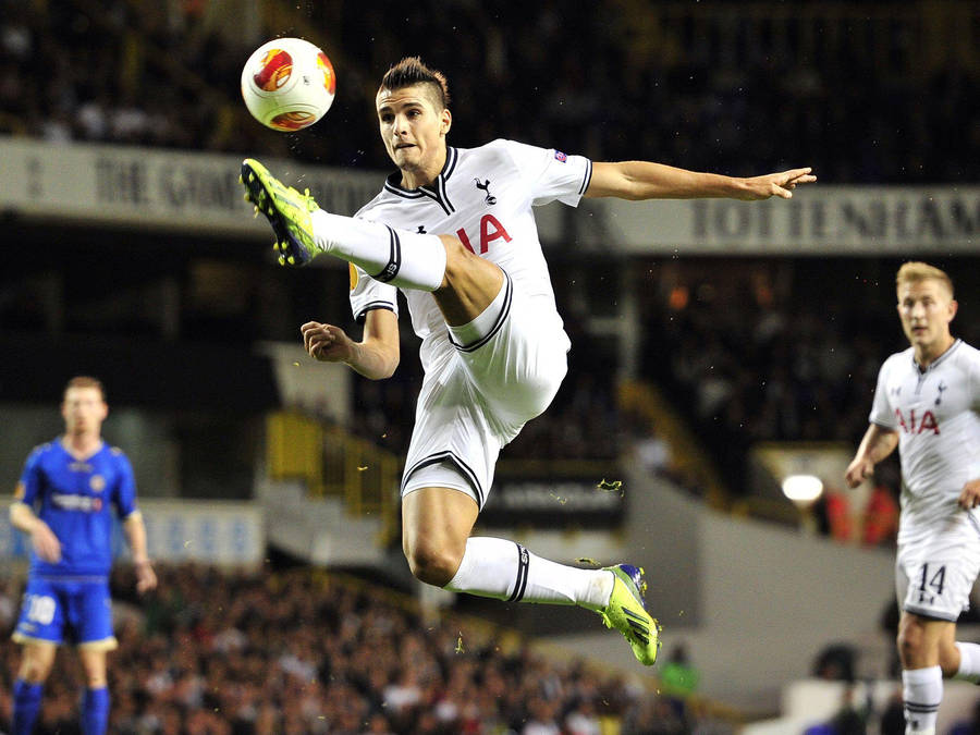 Erik Lamela Mid-air Kicking Posture Wallpaper