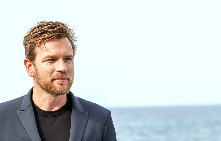 Ewan Mcgregor Scottish Actor Ocean Background Wallpaper