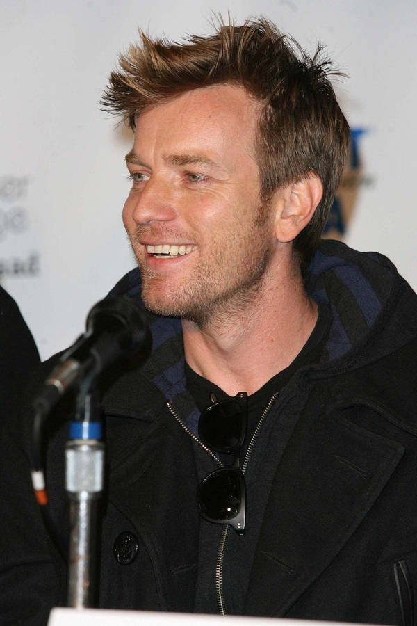 Ewan Mcgregor Smiling Candidly Wallpaper