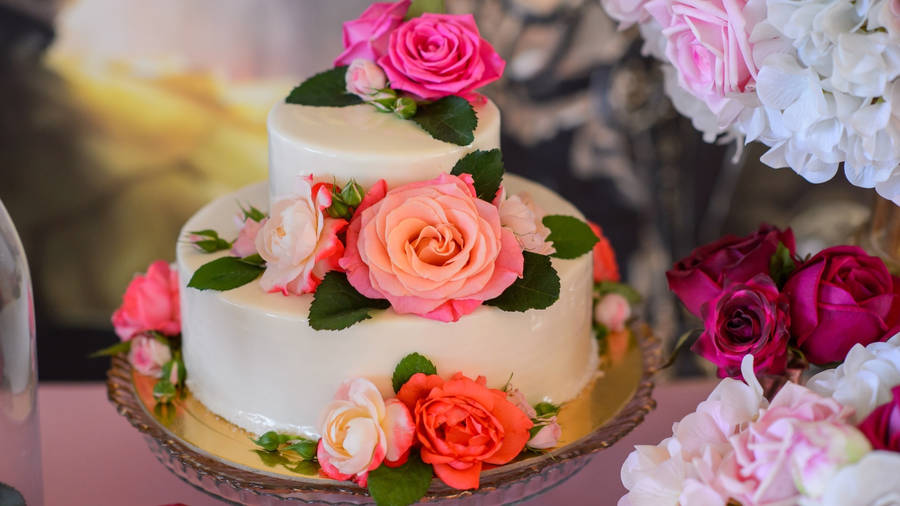 Exquisite Red And Pink Roses Wedding Cake Wallpaper