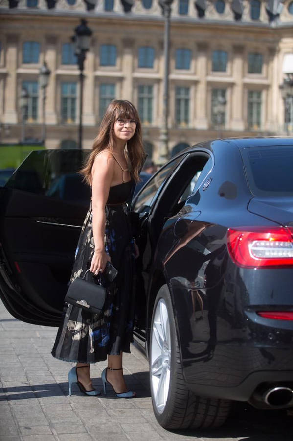 Fashionista Miroslava Duma Strolling With Her Elegant Moynat Bag Wallpaper