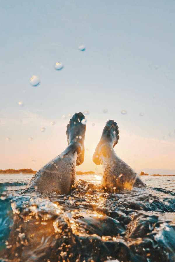 Feet Floating On The Vast Ocean Wallpaper