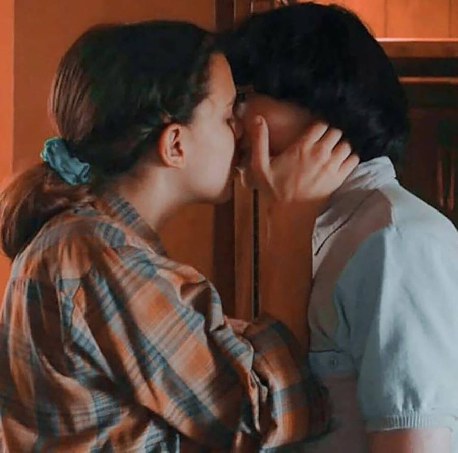 Finn Wolfhard Kissing Scene Wallpaper