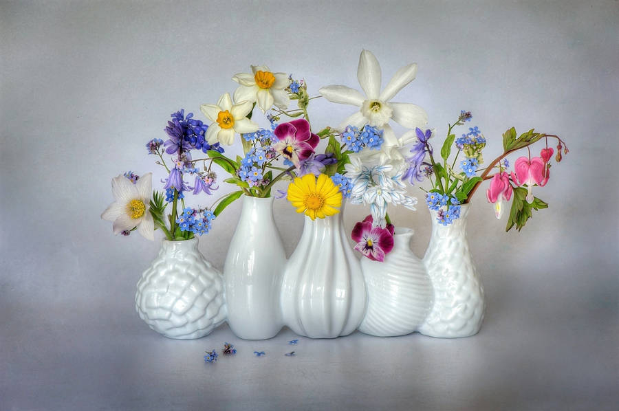 Five Flower Vase With Flowers Wallpaper