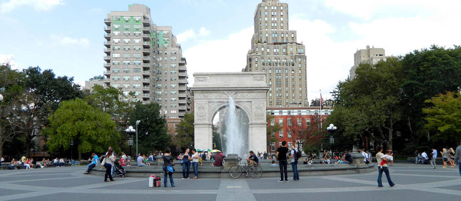 Flock Of People At Nyu Park Wallpaper