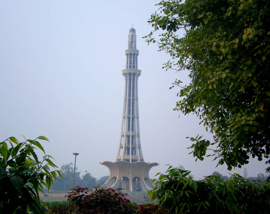 Foggy Morning At Minar-e-pakistan, Lahore Wallpaper