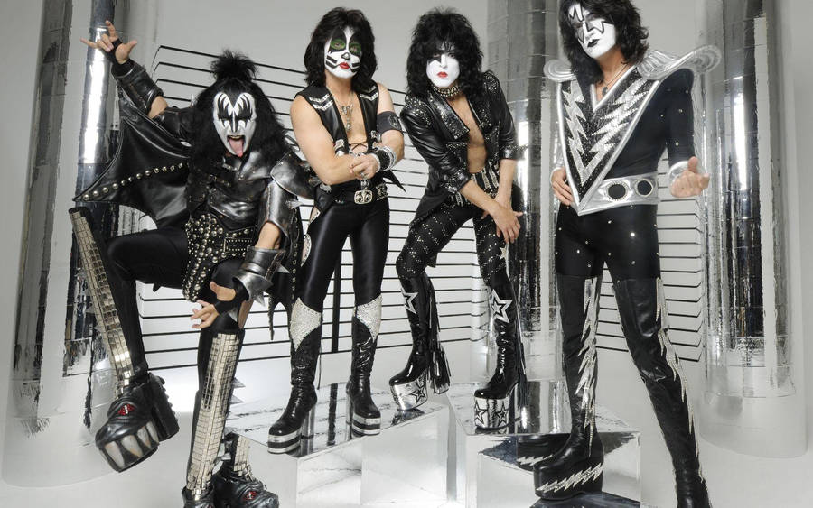 Four Kiss Band Members Wallpaper