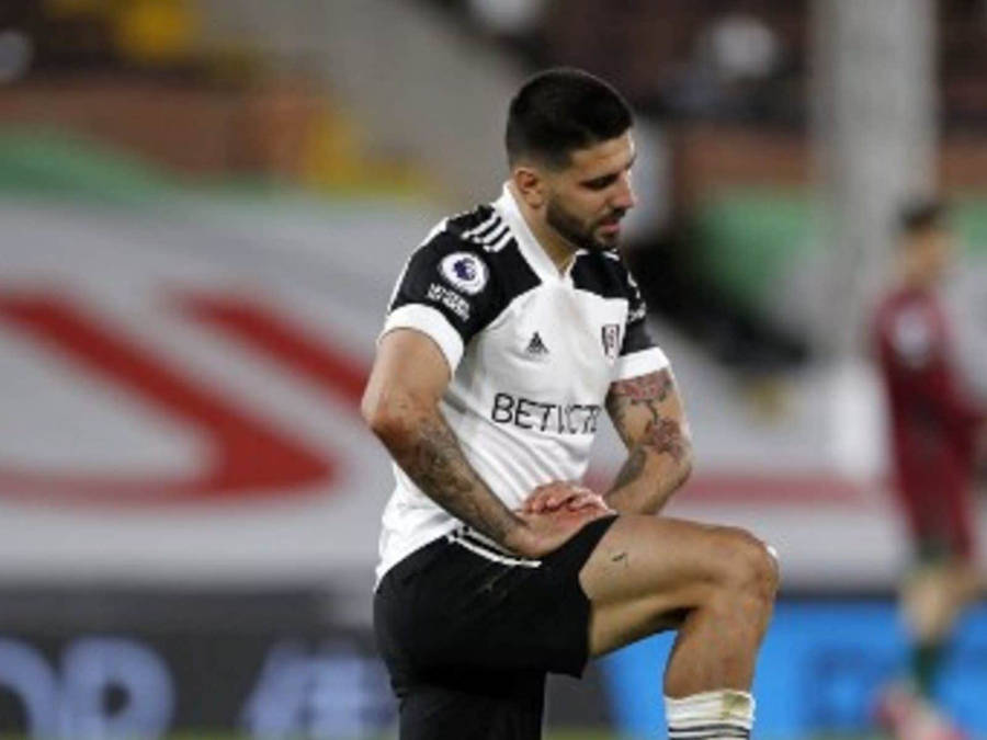 Fulham Fc Mitrovic Kneeling Wallpaper