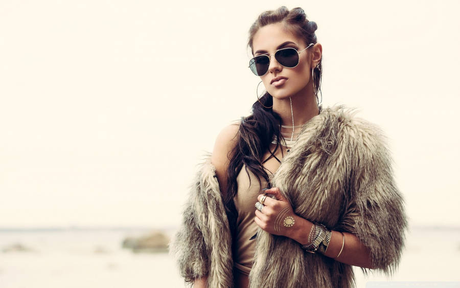 Fur Coat Fashion Model Wallpaper