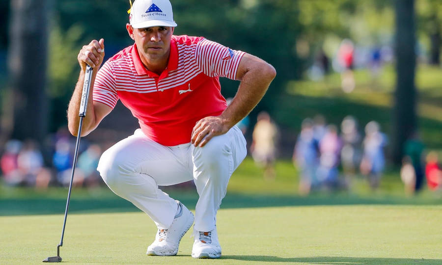 Gary Woodland Crouching Down Wallpaper