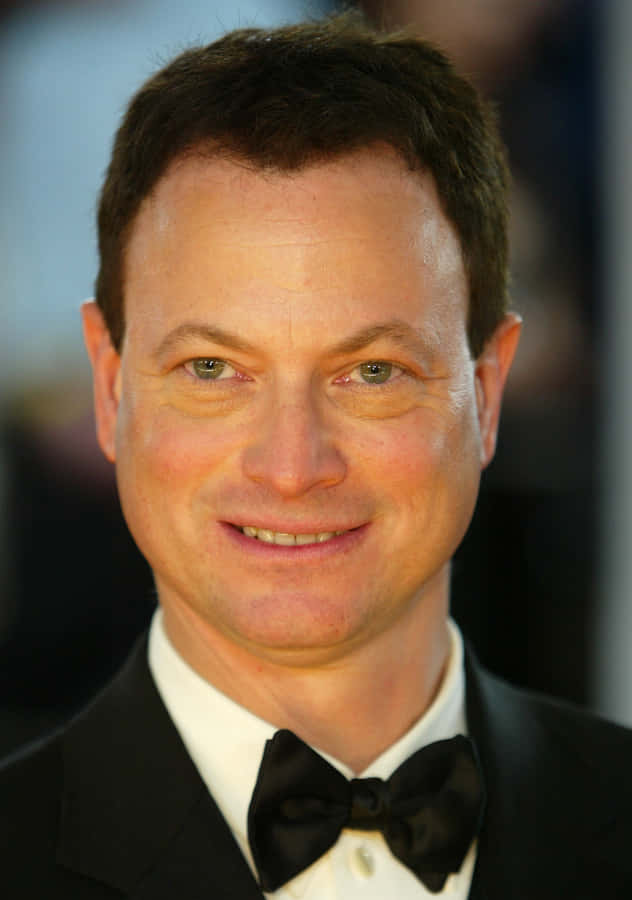 Gentlemanin Black Tie Smiling Wallpaper