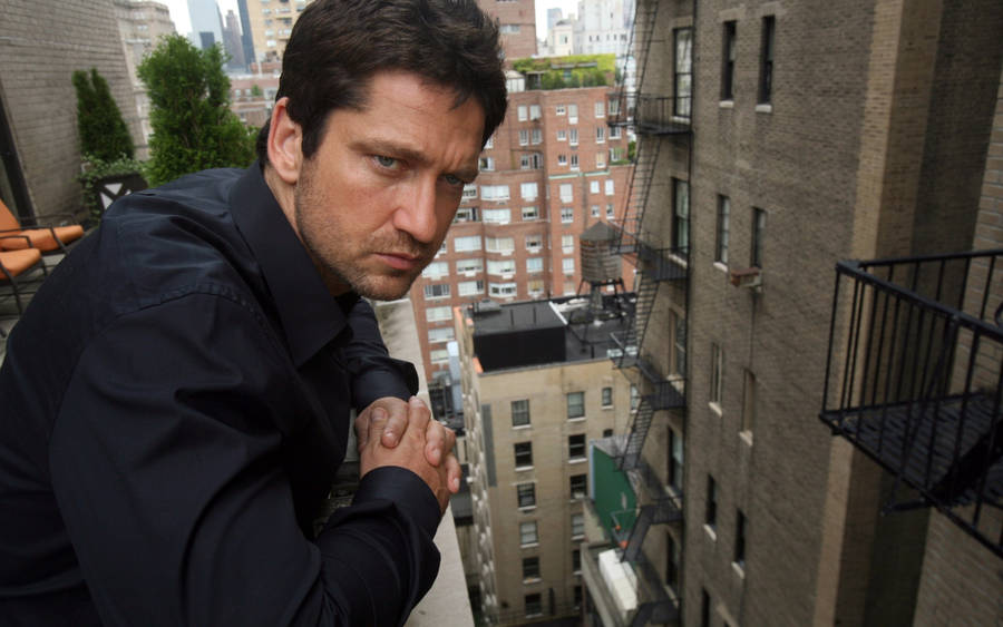 Gerard Butler Balcony View Olympus Has Fallen Wallpaper