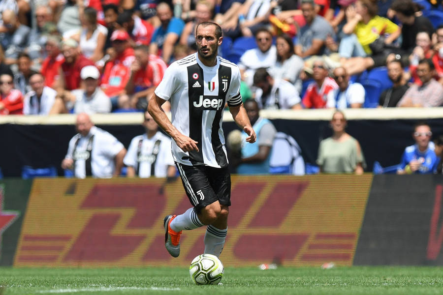 Giorgio Chiellini Juventus Football Club Kick Ball Wallpaper