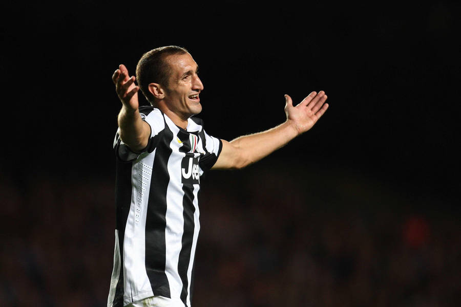 Giorgio Chiellini Open Arms Hug Juventus Fc Wallpaper